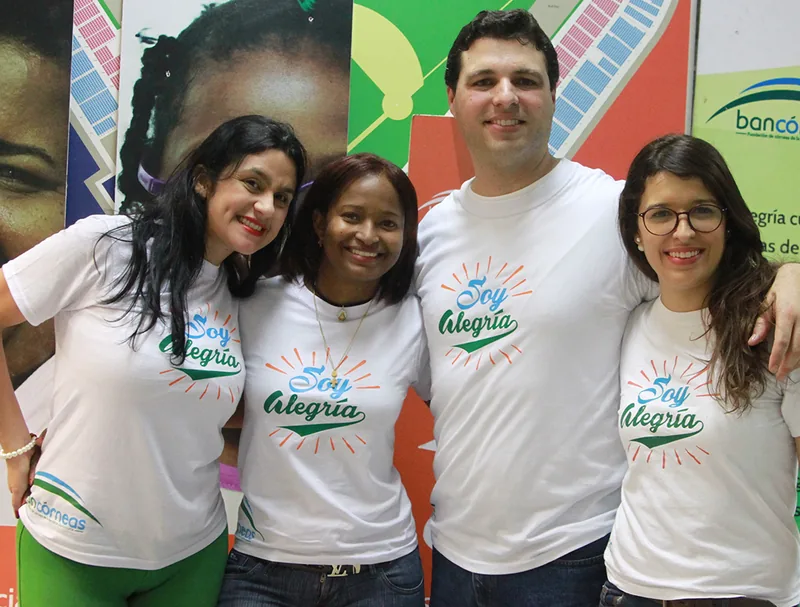 Equipo de Bancórneas con las camisetas de la campaña Soy Alegría